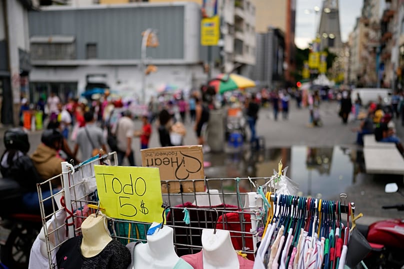 Puesto de venta con precios en dólares en Venezuela.