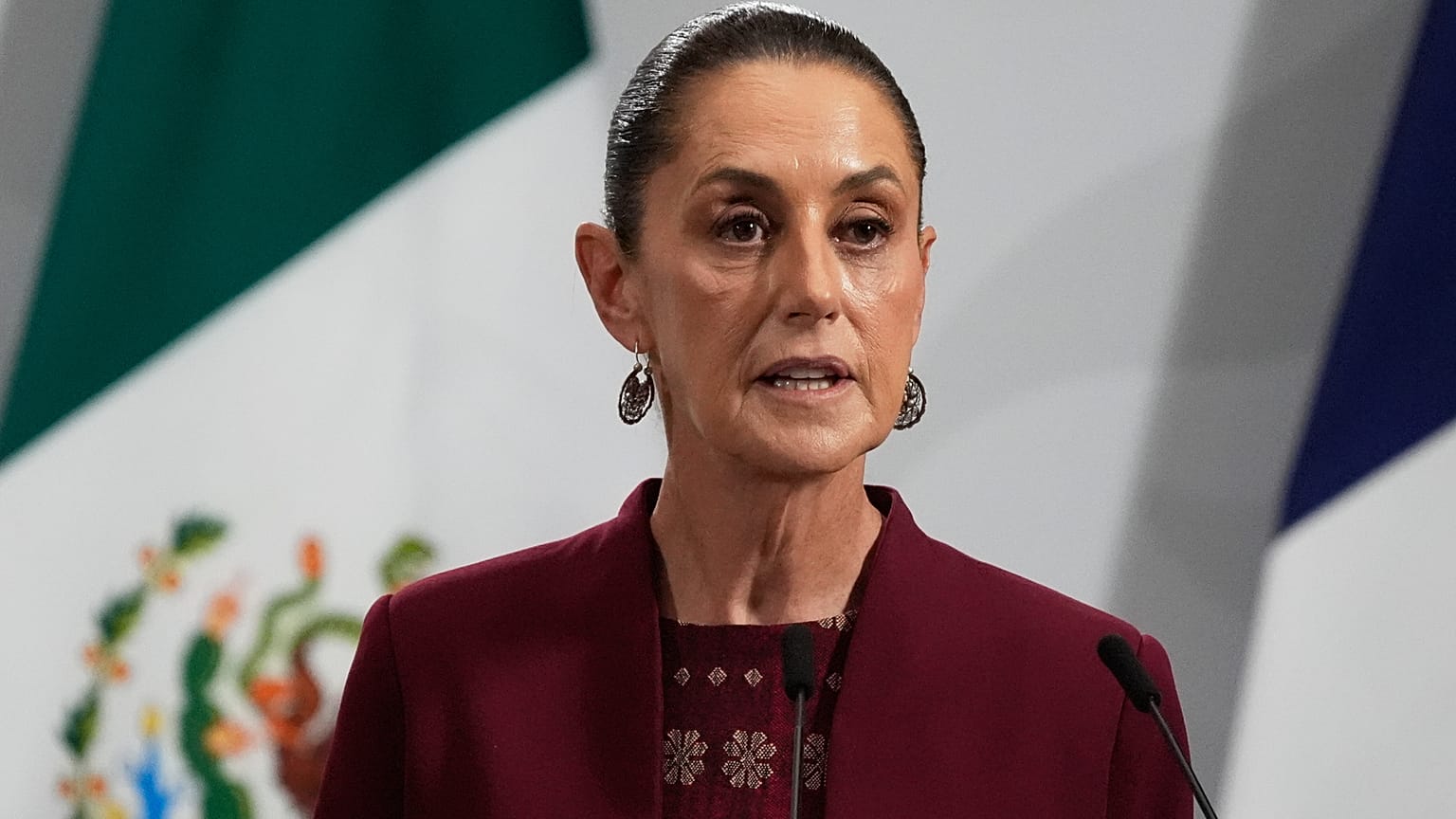 ARCHIVO - La presidenta mexicana Claudia Sheinbaum pronuncia un discurso en el Palacio Nacional de la Ciudad de México, el 7 de noviembre de 2025. 