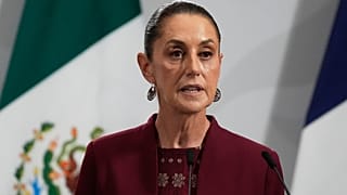 ARCHIVO - La presidenta mexicana Claudia Sheinbaum pronuncia un discurso en el Palacio Nacional de la Ciudad de México, el 7 de noviembre de 2025. 