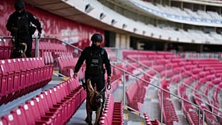 Policías y sus perros dan un recorrido a la prensa en el Estadio Akron de Guadalajara, 15 de octubre de 2025.