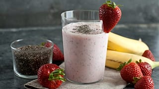 تُظهر هذه الصورة، الملتقطة في 21 يوليو/تموز 2014، عصير الفراولة والموز وبذور الشيا المُعدّ للفطور في كونكورد، نيو هامبشاير. تحتوي ملعقة صغيرة من بذور الشيا على كميات وفيرة من 