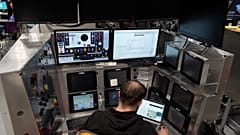 Un empleado de Alstom prueba una cabina de conducción virtual en el "Tren Cero