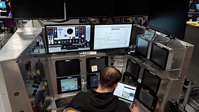 Un empleado de Alstom prueba una cabina de conducción virtual en el "Tren Cero