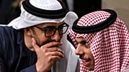 وزير خارجية الإمارات العربية المتحدة، الشيخ عبد الله بن زايد آل نهيان (يسار الصورة)، يتحدث مع وزير خارجية المملكة العربية السعودية، الأمير فيصل بن فرحان آل سعود، خلال اجتماع م