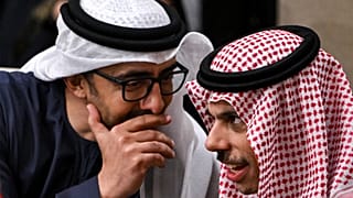 وزير خارجية الإمارات العربية المتحدة، الشيخ عبد الله بن زايد آل نهيان (يسار الصورة)، يتحدث مع وزير خارجية المملكة العربية السعودية، الأمير فيصل بن فرحان آل سعود، خلال اجتماع م