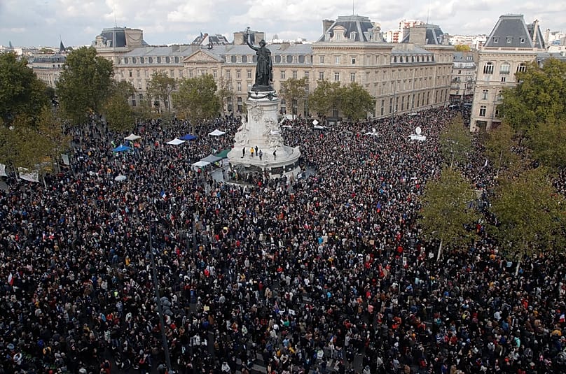 Paris'te ifade özgürlüğüne destek amacıyla düzenlenen gösteri sırasında yüzlerce kişi Cumhuriyet Meydanı'nda (Place de la République) toplandı, 18 Ekim 2020.