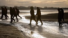 Migrantes abandonam a praia depois de não terem conseguido atravessar o Canal da Mancha e chegar à Grã-Bretanha, 6 de novembro de 2025 