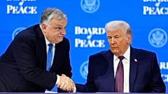 US-Präsident Donald Trump schüttelt die Hand des ungarischen Ministerpräsidenten Viktor Orban (links) während der Unterzeichnungszeremonie für seine Friedensinitiative 