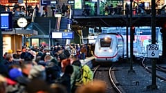Podróżni czekają na swój pociąg na pełnym peronie na dworcu głównym w Hamburgu, 22 grudnia 2023 r.