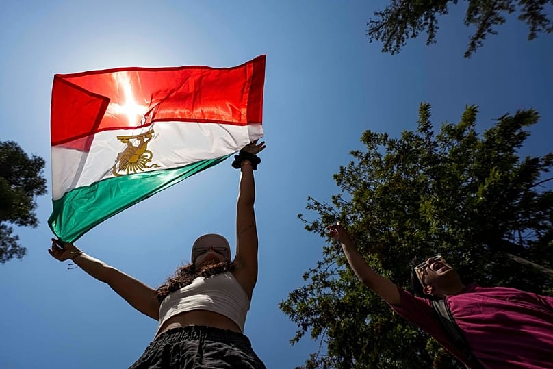 متظاهرون يهتفون ضد المرشد الأعلى علي خامنئي خلال وقفة داعمة للاحتجاجات المناهضة للحكومة الإيرانية، في تشيلي، بتاريخ 20 يناير 2026.