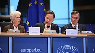 الأمين العام لحلف الناتو مارك روته، في الوسط، يلقي كلمة أمام لجنة الأمن والدفاع في البرلمان الأوروبي في بروكسل، يوم الاثنين 26 يناير 2026. (صورة من وكالة أسوشيتد برس/فيرجينيا 