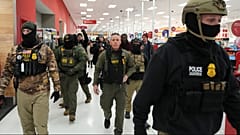 DATEI - US-Grenzschutzkommandant Gregory Bovino geht am 11. Januar 2026 durch ein Target-Geschäft in St. Paul, Minn.
