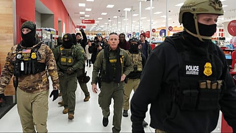 DOSSIER - Le commandant de la patrouille frontalière américaine Gregory Bovino traverse un magasin Target le 11 janvier 2026 à St. Paul, Minn.