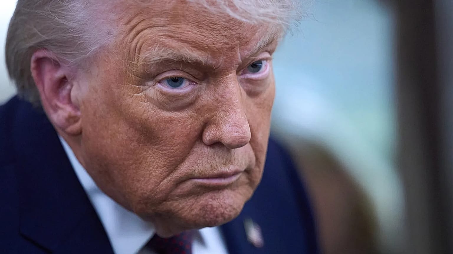 دونالد ترامب يتحدث إلى الصحافيين على متن "إير فورس وان" بعد مغادرته منتدى دافوس، في 22 يناير/كانون الثاني 2026.