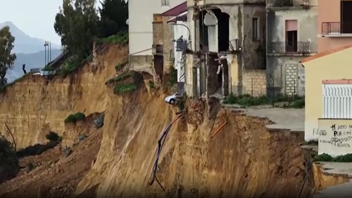 Hundreds of people evacuated in Sicily's Niscemi after landslide