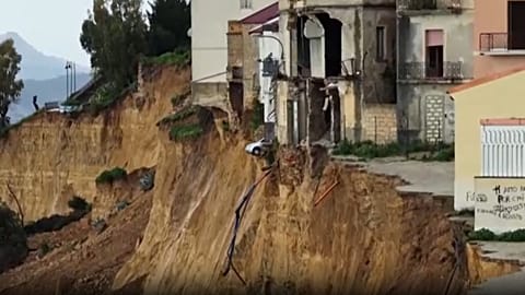 Más de 1.000 personas han sido evacuadas tras un deslizamiento de tierras en Sicilia.