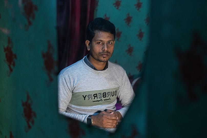 Максудур Рахман, 31 год, который сбежал после службы в российской армии, во время интервью Associated Press в Лакшмипуре, Бангладеш, 10 декабря 2025 года