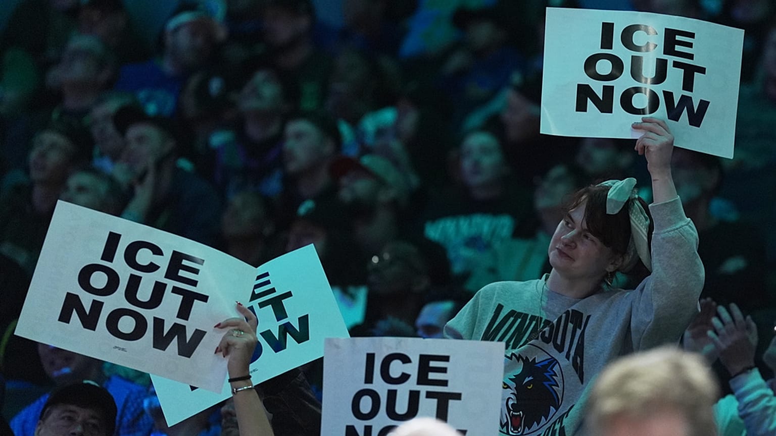 مشجعون يرفعون لافتات "أخرجوا ICE الآن" خلال مباراة NBA بين مينيسوتا تمبر وولفز وغولدن ستايت ووريورز في 26 يناير 2026 بمينيابوليس.