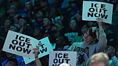 مشجعون يرفعون لافتات "أخرجوا ICE الآن" خلال مباراة NBA بين مينيسوتا تمبر وولفز وغولدن ستايت ووريورز في 26 يناير 2026 بمينيابوليس.