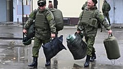 Archiv: Rekruten tragen ihre Ausrüstung zu einem militärischen Rekrutierungsbüro in Rostow am Don, Russland, 31. Oktober 2022.