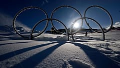 Cerchi olimpici sono esposti sulla neve allo Stelvio Ski Center per i Giochi olimpici invernali di Milano-Cortina 2026, 16 gennaio 2025. (Foto AP/Luca Bruno, archivio)