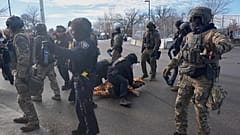 Demonstranten demonstrieren gegen die Einwanderungs- und Zollbehörde (ICE), nachdem Renee Good letzte Woche von einem ICE-Beamten tödlich angeschossen wurde, 12. Januar, 2026