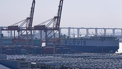 Archivo. Vehículos destinados a la exportación, aparcados, y contenedores de carga en un puerto de Pyeongtaek, Corea del Sur. 27 ene. 2026.