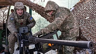 جنود أوكرانيون يختبرون طائرات أرضية مسيرة في زاباروجيا، 26 يناير 2026.