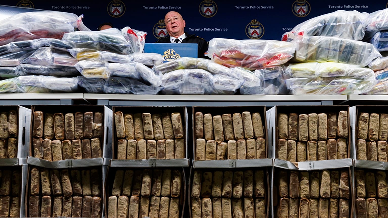 Il capo della polizia di Toronto parla ai media dietro una parete di droga sequestrata durante una conferenza stampa  - gennaio 2025