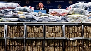 Il capo della polizia di Toronto parla ai media dietro una parete di droga sequestrata durante una conferenza stampa  - gennaio 2025