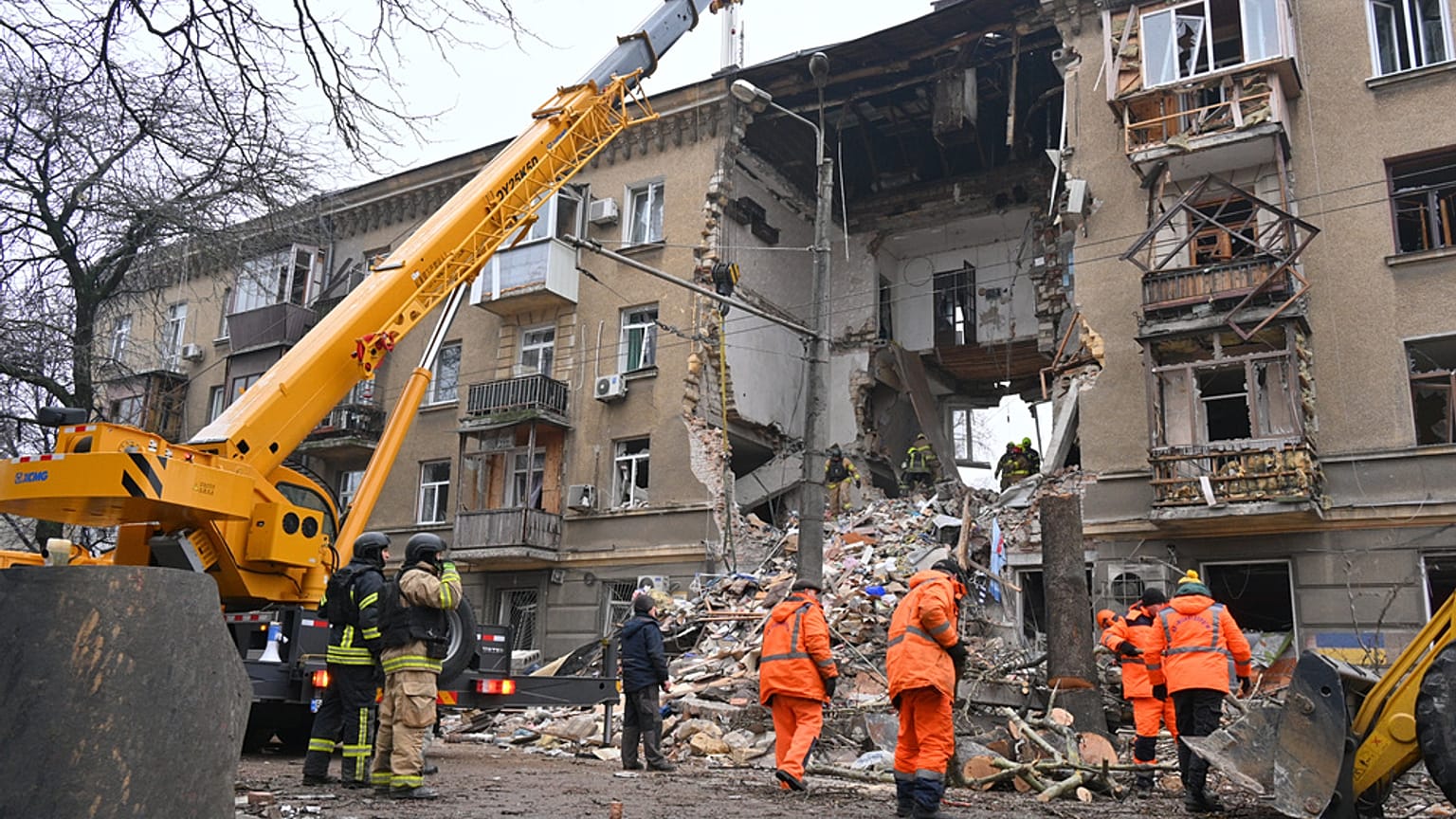 عمال الإنقاذ يزيلون أنقاض مبنى سكني تضرر بشكل كبير بعد هجوم روسي في أوديسا، أوكرانيا، يوم الثلاثاء 27 جانفي 2026. (تصوير: مايكل شتيكل / أسوشيتد برس)