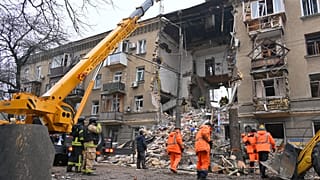 عمال الإنقاذ يزيلون أنقاض مبنى سكني تضرر بشكل كبير بعد هجوم روسي في أوديسا، أوكرانيا، يوم الثلاثاء 27 جانفي 2026. (تصوير: مايكل شتيكل / أسوشيتد برس)