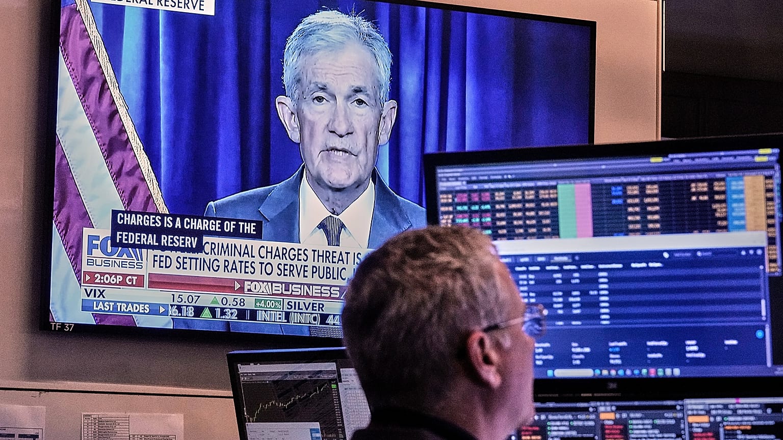 Imagen de archivo. Un vídeo del presidente de la Reserva Federal, Jerome Powell, en una pantalla en el parqué de la Bolsa de Nueva York. 12 ene. 2026.