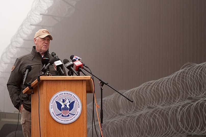 Tom Homan egy sajtótájékoztatón a mexikói határon 2025 december közepén