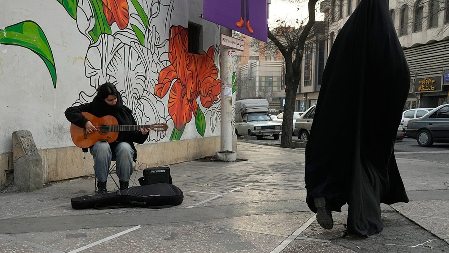 “عازف شارع يعزف الجيتار في وسط طهران، إيران، يوم الأحد 25 جانفي 2026. 