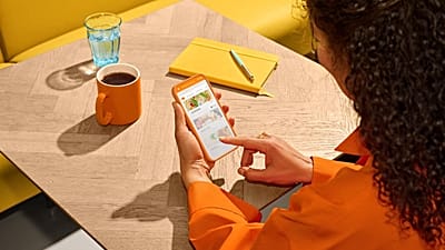 La app de comida a domicilio Just Eat Takeaway.com lanza un asistente de voz con IA que ayuda a buscar platos, restaurantes e incluso productos de tiendas y farmacia.