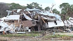 Über dem Fluss Aksu in der Türkei hat sich am 26. Januar 2026 ein Tornado gebildet. Mehrere Boote liegen völlig zerstört.