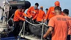 Filipinler'de ilk yardım ekipleri, feribot kazasında hayatını kaybeden bir kişinin cansız bedenini taşırken.