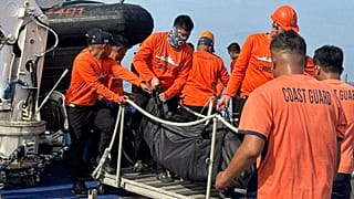 Filipinler'de ilk yardım ekipleri, feribot kazasında hayatını kaybeden bir kişinin cansız bedenini taşırken.