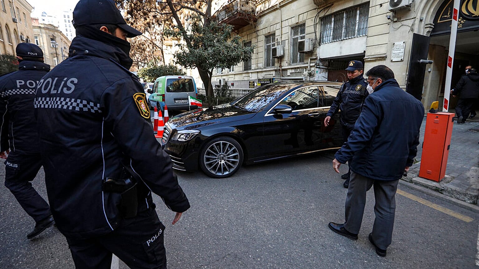 عناصر من الشرطة يؤمّنون منطقة أمام السفارة الإيرانية في باكو، أذربيجان، يوم الجمعة 27 يناير 2023