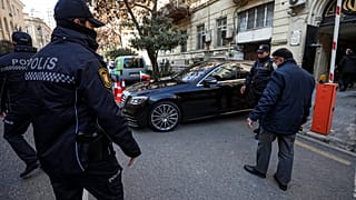 عناصر من الشرطة يؤمّنون منطقة أمام السفارة الإيرانية في باكو، أذربيجان، يوم الجمعة 27 يناير 2023