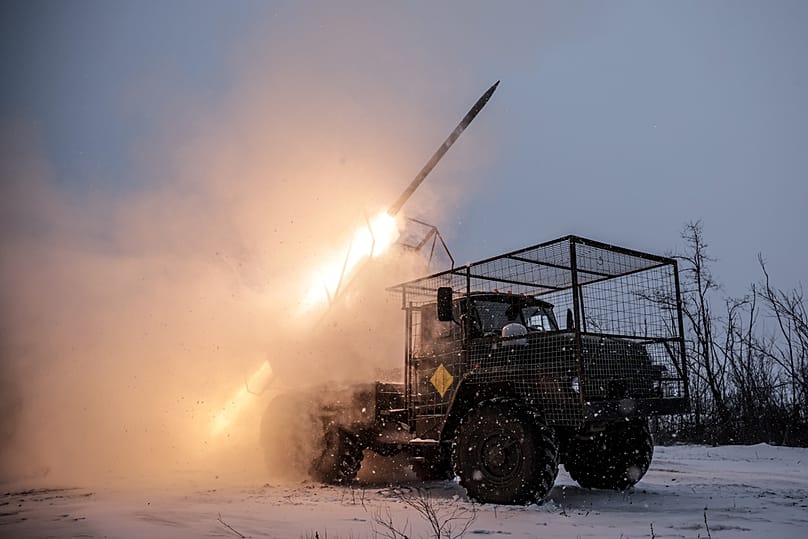 Un MRLS BM-21 "Grad" tire en direction des positions de l'armée russe près de Chasiv Yar, dans la région de Donetsk, en Ukraine, le 24 janvier 2026