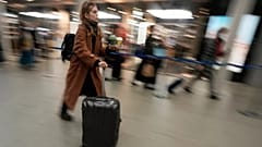 Eine Frau geht durch einen Bahnhof im Vereinigten Königreich. Archivfoto aus 2023.