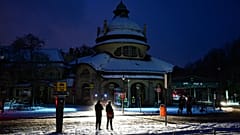 DATEI: Passanten stehen im Licht einer Feuerwehreinsatzstelle in Berlin, Deutschland, Samstag, 3. Januar 2025