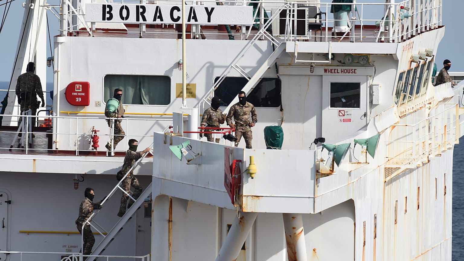 Soldaten stehen auf dem Tanker Boracay, der angeblich zur sogenannten Schattenflotte Russlands gehört, am Donnerstag, 2. Oktober 2025, 