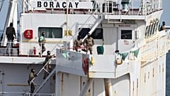 Soldaten stehen auf dem Tanker Boracay, der angeblich zur sogenannten Schattenflotte Russlands gehört, am Donnerstag, 2. Oktober 2025, 