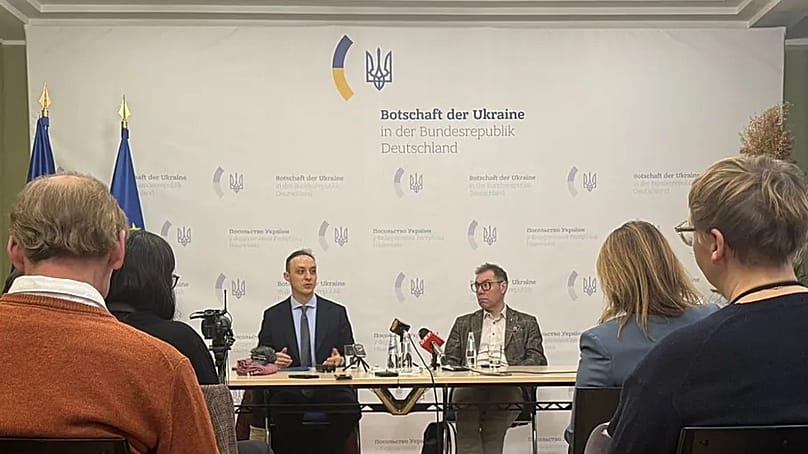 In Berlin: Der ukrainische Botschafter Oleksii Makeiev und Sanktionsgesandter Vladyslav Vlasiuk – kurz nach dem Austausch mit Regierungsvertretern über Sanktionen.