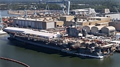 Archivbild: Der nuklearbetriebene Flugzeugträger USS Abraham Lincoln liegt am Kai der Werft Newport News Shipbuilding in Newport News, Virginia, am Mittwoch, 27. April 2016