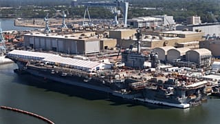 Zdjęcie archiwalne: lotniskowiec z napędem jądrowym USS Abraham Lincoln cumuje w stoczni Newport News Shipbuilding w Newport News (Wirginia), 27 kwietnia 2016 r.