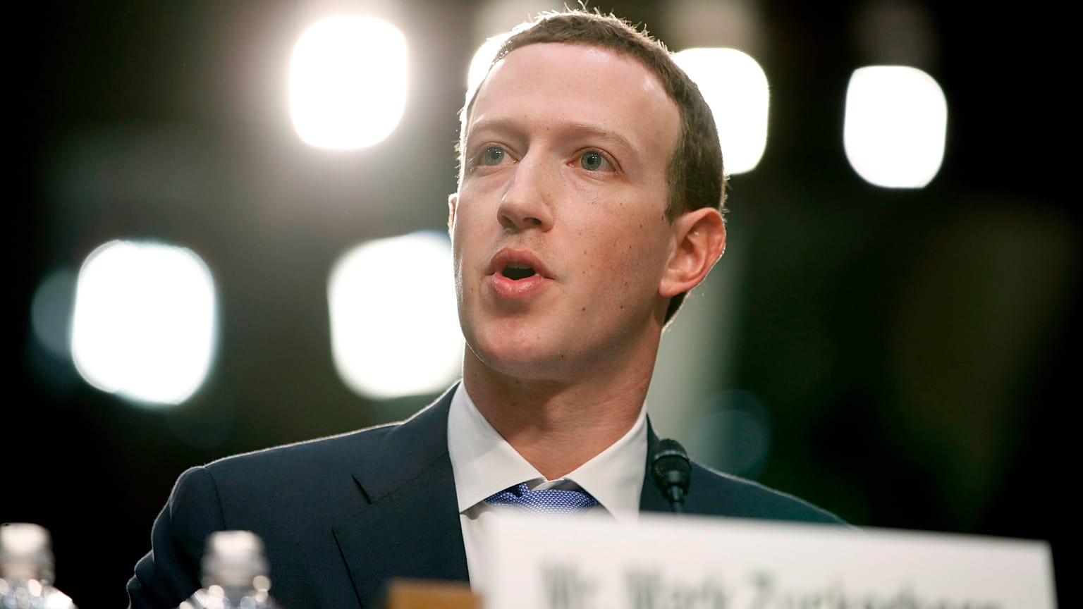 ARCHIVO - Mark Zuckerberg, director ejecutivo de Facebook, declara ante una audiencia conjunta de Comercio y Justicia en el Capitolio de Washington, el diez de abril de 2018